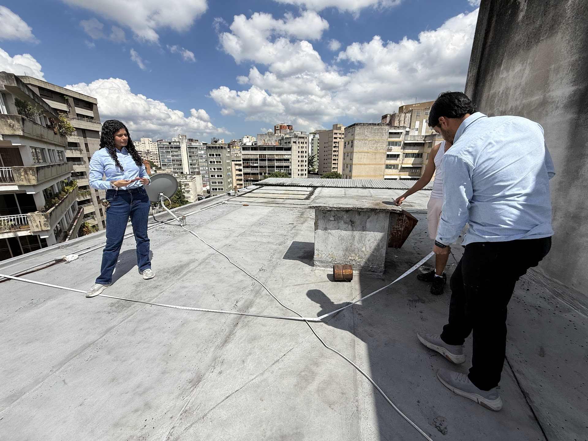 Equipo de Javar Obras tomando medidas durante una inspección en azotea