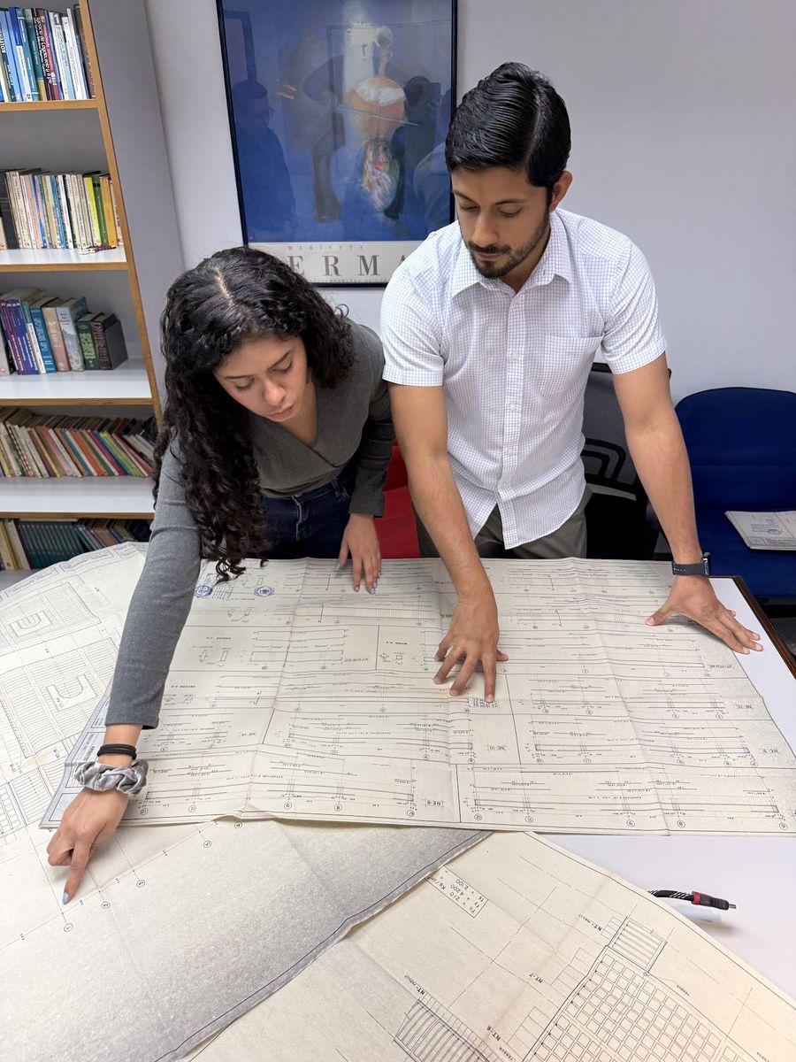 Equipo de Javar Obras revisando planos de un proyecto